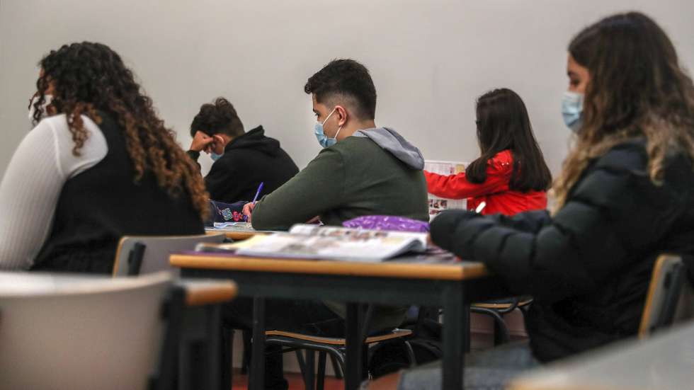 Alunos do agrupamento de escolas D. Dinis no regresso às aulas no âmbito do desconfinamento devido à pandemia de covid-19, em Lisboa, 5 de abril de 2021. MÁRIO CRUZ/LUSA