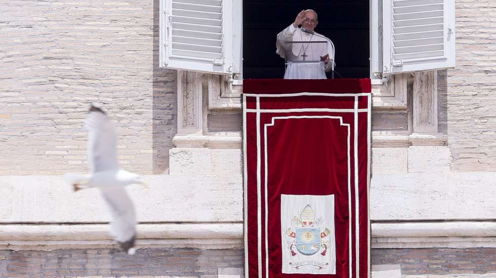 epa09996933 Pope Francis leads the Regina Coeli prayer from a window overlooking Saint Peter's Square in Vatican City, 05 June 2022.  EPA/Fabio Frustaci