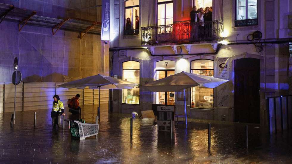 Inundações na zona de Alcântara, o distrito de Lisboa é o que está a ser mais atingido pelas fortes chuvadas que se fazem hoje sentir em Portugal continental, 08 de dezembro de 2022. Vários túneis e ruas em Lisboa encontram-se hoje encerradas ao trânsito devido a inundações provocadas pelas chuvas fortes que assolam a capital portuguesa, adiantou à Lusa o comandante dos Sapadores Bombeiros de Lisboa, Tiago Lopes. ANTÓNIO PEDRO SANTOS/LUSA