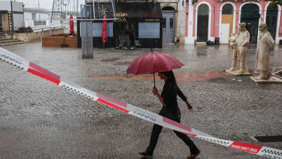 Operação de limpeza em Algés, depois das inundações registadas na terça-feira devido ao mau tempo, Oeiras, 14 de dezembro de 2022. A chuva intensa e persistente que caiu na madrugada de terça-feira causou centenas de ocorrências, entre alagamentos, inundações, quedas de árvores e cortes de estradas nos distritos de Lisboa, Setúbal e Portalegre, onde há registo de vários desalojados. TIAGO PETINGA/LUSA