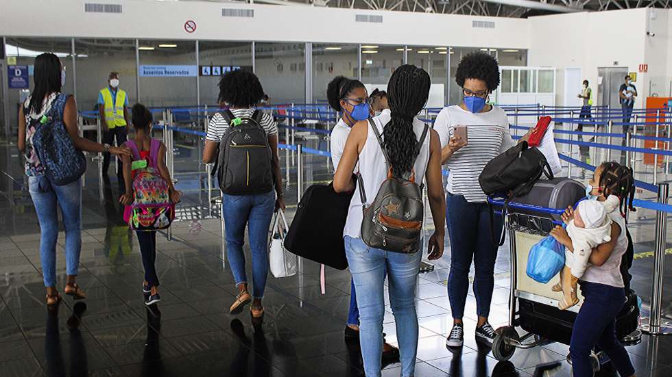 Os voos domésticos foram hoje retomados após três meses e meio de suspensão para travar a progressão da pandemia de covid-19 no arquipélago de Cabo Verde, mas os passageiros que partem da Praia (Santiago) e do Sal, os dois principiais focos da doença, estão obrigados a apresentar um teste negativo feito com uma antecedência mínima de 72 horas antes do embarque, Cidade da Praia, Cabo Verde, 15 de julho de 2020. FERNANDO DE PINA/LUSA