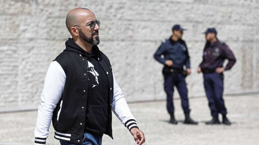 O líder do Partido Nacional Renovador (PNR), Mário Machado (E), protesta em frente ao  Museu Coleção Berardo, no Centro Cultural de Belém, numa ação divulgada nas redes socias como"Berardo paga o que deves", contra a dívida do empresário Joe Berardo à banca portuguesa, em Lisboa, 20 de abril de 2019. ANTÓNIO PEDRO SANTOS/LUSA