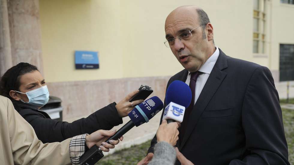 O ministro de Estado da Economia e da Transição Digital, Pedro Siza Vieira, fala aos jornalistas antes de participar no encerramento do primeiro capítulo das conferências da Autoridade da Mobilidade e dos Transportes (AMT), na Gare Marítima de Alcântara, em Lisboa, 9 de dezembro de 2021. MIGUEL A. LOPES/LUSA