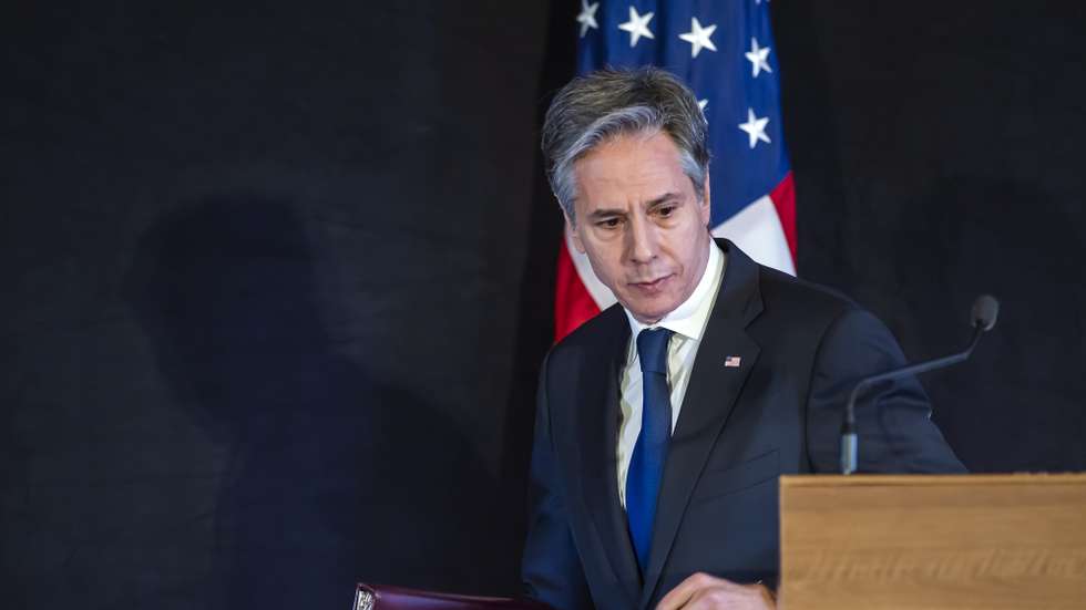 epa09699838 US Secretary of State Antony Blinken leaves after a press conference following bilateral talks with Russian Foreign Minister Sergei Lavrov on soaring tensions over Ukraine, in Geneva, Switzerland, 21 January 2022.  EPA/MARTIAL TREZZINI