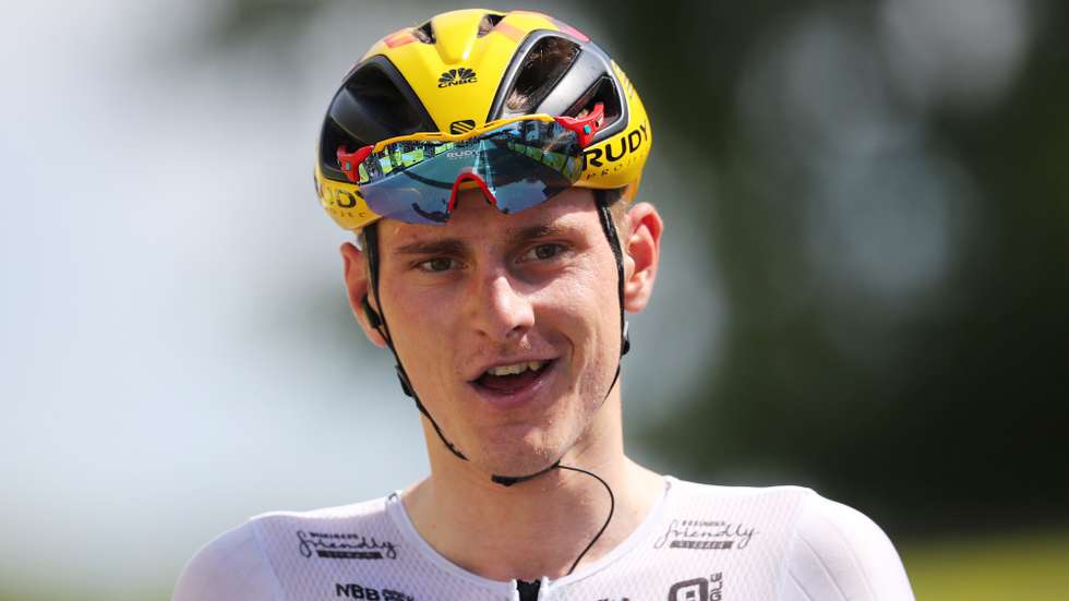epa09348870 Slovenian rider Matej Mohoric of the Bahrain Victorious team celebrates after he wins the 19th stage of the Tour de France 2021 over 207 km from Mourenx to Libourne, France, 16 July 2021.  EPA/CHRISTOPHE PETIT-TESSON