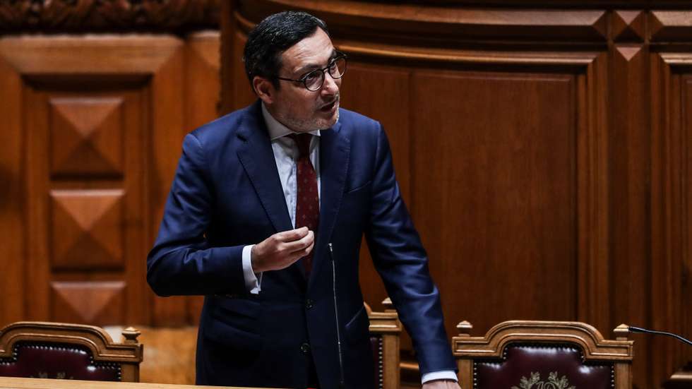 O Secretário de Estado dos Assuntos Fiscais, António Mendonça Mendes, durante a sessão plenária na Assembleia da República em Lisboa, 22 de abril de 2022. TIAGO PETINGA/LUSA