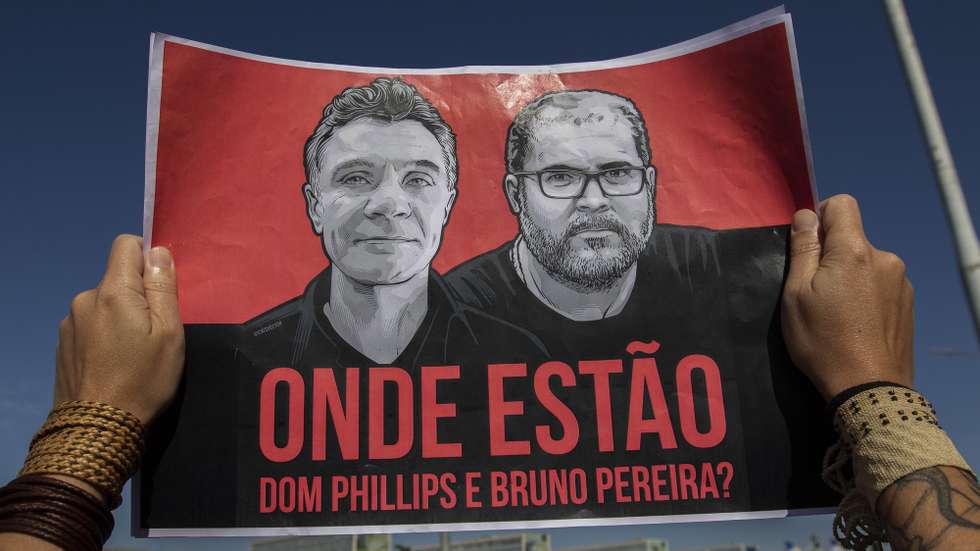 epa10012654 Employees of the National Indian Foundation (Funai) participate in a protest to reject the statements of the president of Funai, Marcelo Augusto Xavier da Silva, about the disappearances of British journalist Dom Phillips (L on poster), a contributor to The Guardian newspaper, and the Brazilian indigenista Bruno Pereira Araujo (R on poster), in front of the Ministry of Justice and Public Security in Brasilia, Brazil, 14 June 2022. The workers called for a strike after the statements by the president of Funai in which he indicated that Phillips and Pereira Araujo, missing since 05 June in the Brazilian Amazon, did not have permission to enter that indigenous area of the Valley do Javari. The demonstrators also accused Marcelo Xavier da Silva of not guaranteeing the safety of the workers and of criminalizing the work of the indigenista.  EPA/JOEDSON ALVES