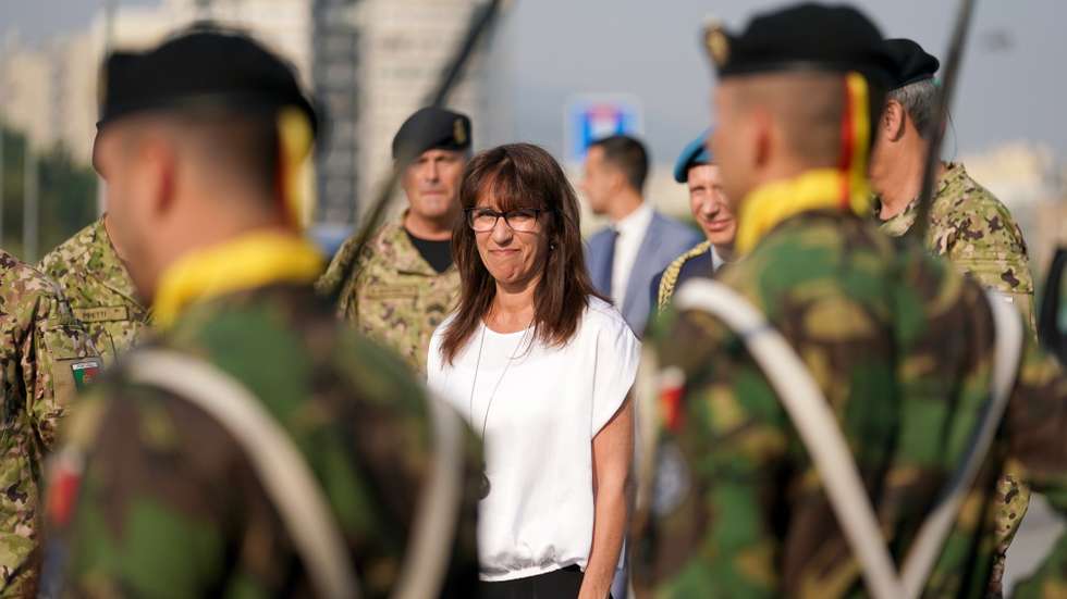 A ministra da Defesa Nacional, Helena Carreiras (C), passa revista às tropas em parada durante a cerimónia da celebração no Dia da Defesa Nacional, no Regimento de Cavalaria n.º 6, em Braga, 15 de julho de 2022. HUGO DELGADO/LUSA