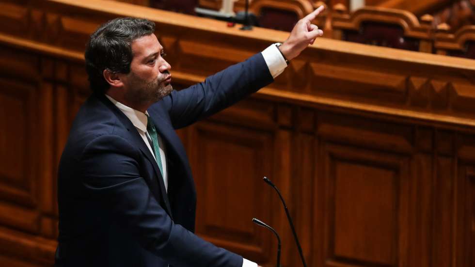 O deputado do Chega, André Ventura, intervém durante a apresentação da Proposta de Lei que altera o regime jurídico de entrada, permanência, saída e afastamento de estrangeiros do território nacional na Assembleia da República, em Lisboa, 21 de Julho de 2022. TIAGO PETINGA/LUSA