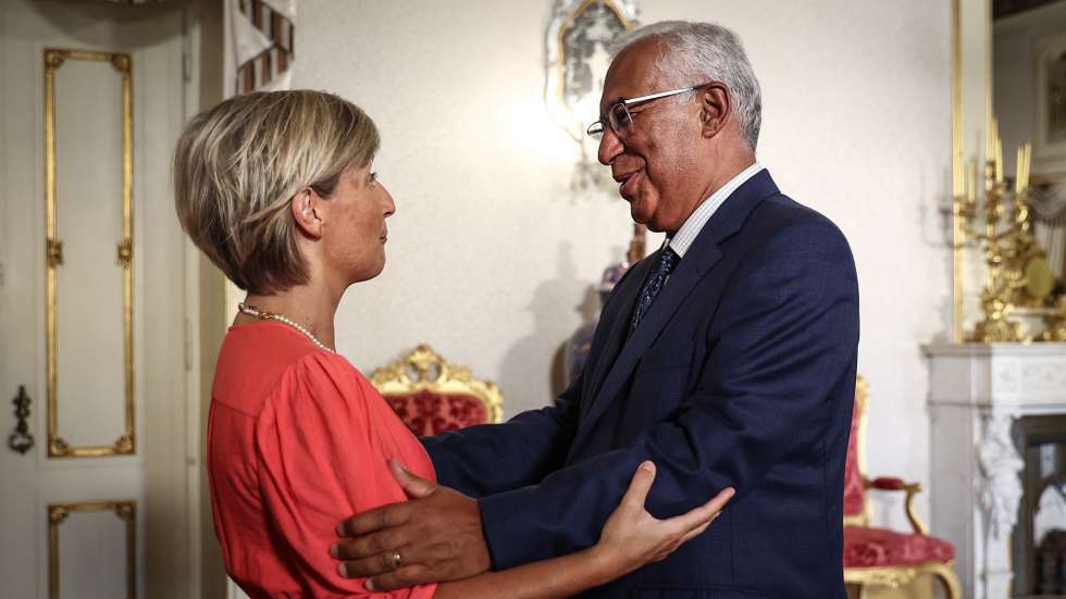 O primeiro-ministro, António Costa (D), cumprimenta a demissionária ministra da Saúde, Marta Temido (E), durante a cerimónia de tomada de posse do novo ministro da Saúde, Manuel Pizarro (ausente da fotografia), no Palácio de Belém, em Lisboa, 10 de setembro de 2022. Manuel Pizarro substitui Marta Temido, de 48 anos, pediu a demissão do cargo de ministra da Saúde no passado dia 30 de agosto, mas António Costa pediu-lhe que se mantivesse em funções mais algumas semanas até à aprovação do diploma que regulamenta o SNS. RODRIGO ANTUNES/LUSA