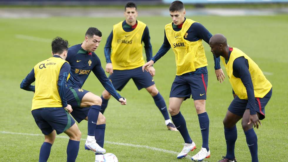Portugal's Cristiano Ronaldo (2-L) in action during the training session in preparation for the 2022 FIFA World Cup in Qatar at Cidade do Futebol in Oeiras, on the outskirts of Lisbon, Portugal, 15 of November 2022. ANTÓNIO PEDRO SANTOS/LUSA