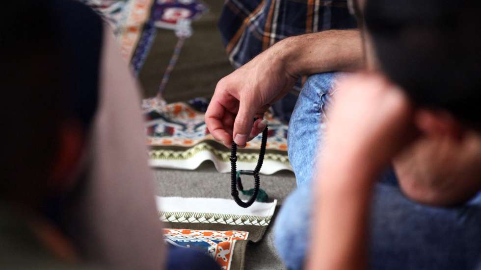 Um fiel utiliza um masbaha (terço islâmico) durante a oração conjunta em período de ramadão na reduzida sala para o culto islâmico da pequena comunidade de fiéis, instalada numa empresa familiar de distribuição alimentar de Évora que há cerca de 25 anos disponibiliza um espaço para rezar, Évora, 26 de maio de 2017. Na falta de mesquitas, é o único lugar referenciado para o efeito nos distritos de Évora e Portalegre. (ACOMPANHA TEXTO DE 03/06/2017) NUNO VEIGA/LUSA