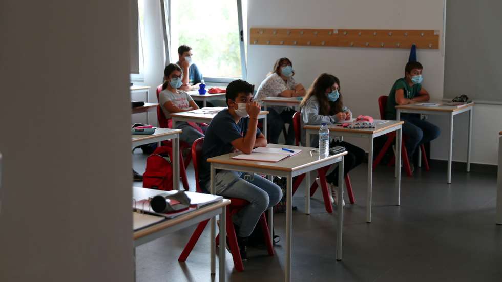 Alunos numa sala de aulas da Escola Básica Nossa Senhora da Luz, durante a visita dos ministros da Administração Interna e da Educação, para assistir a uma ação de sensibilização, dada a situação epidemiológica atual, que as Forças de Segurança estão a desenvolver em meio escolar, Arronches, 23 de setembro de 2020. NUNO VEIGA/LUSA