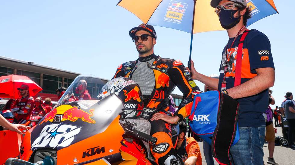 epa09143377 Portuguese rider of Red Bull KTM Factory Racing team, Miguel Oliveira on the grid prior to the MotoGP Motorcycling Grand Prix of Portugal at Algarve International race track in Portimao, southern Portugal, 18 April 2021.  EPA/JOSE SENA GOULAO
