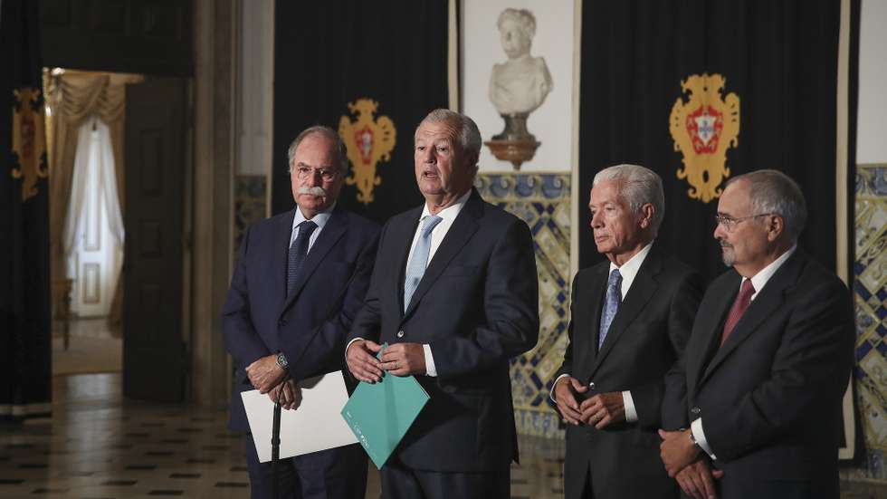O presidente da Confederação do Turismo de Portugal (CTP), Francisco Calheiros (2E), acompanhado pelo presidente da Confederação Empresarial de Portugal (CIP), António Saraiva (E), (2D), o presidente da  Confederação do Comércio e Serviços de Portugal (CCP), João Vieira Lopes (D), e o presidente da Confederação dos Agricultores de Portugal, Eduardo Oliveira e Sousa (E), fala aos jornalistas após uma audiência com o Presidente da República, Marcelo Rebelo de Sousa (ausente da fotografia), no Palácio de Belém, em Lisboa, 29 de outubro de 2021. A audição conjunta às quatro confederações patronais, CIP, CCP, CAP e CTP, acontece para discutir a situação na Comissão Permanente de Concertação Social no dia em que foi divulgado o calendário de audiências com os partidos e o Conselho de Estado nos termos impostos pela Constituição para a dissolução do parlamento. MÁRIO CRUZ/LUSA
