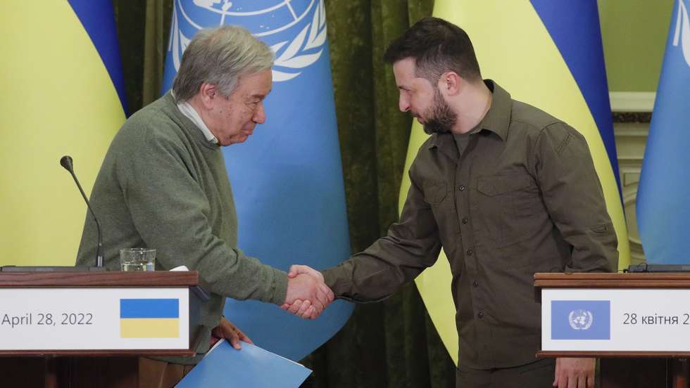 epa09914779 Ukrainian President Volodymyr Zelensky (R) and UN Secretary-General Antonio Guterres (L) shake hands during their joint press conference in Kyiv (Kiev), Ukraine, 28 April 2022. The UN Secretary-General is on a working visit in Ukraine after his visit to Moscow on 26 April 2022.  EPA/SERGEY DOLZHENKO