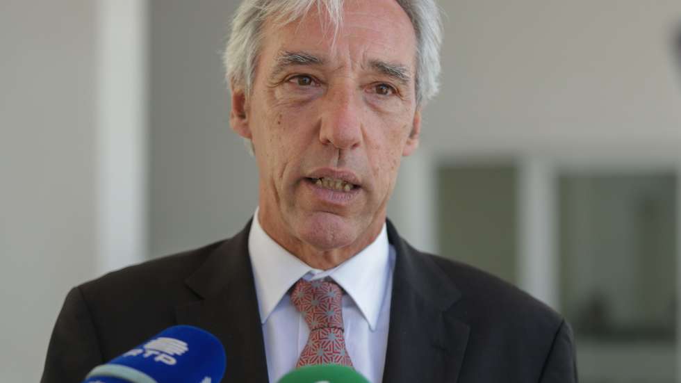 O ministro dos Negócios Estrangeiros de Portugal, João Gomes Cravinho, fala aos jornalistas na Cidade da Praia, ilha de Santiago, Cabo Verde, 25 de maio de 2022. ELTON MONTEIRO/LUSA