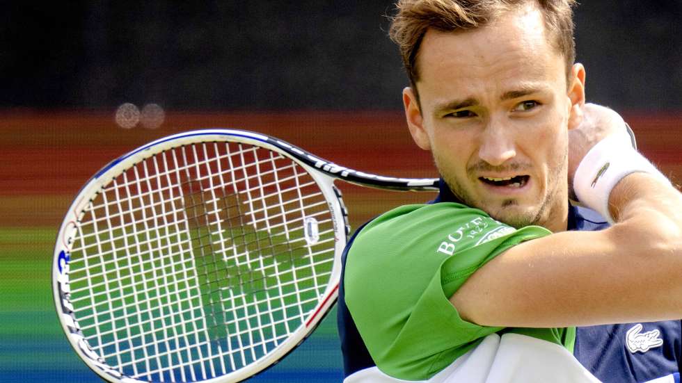 epa10004063 Daniil Medvedev of Russia in action against Gilles Simon of France during their second round match of the Libema Open Rosmalen Grass Court Championships tennis tournament in Rosmalen, Netherlands, 09 June 2022.  EPA/Sander Koning