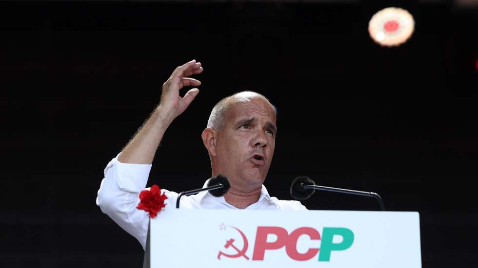 O secretário-geral do Partido Comunista Português (PCP), Paulo Raimundo, momentos antes de discursar no comício de encerramento da 49.ª Festa do Avante realizada na Quinta da Atalaia, Amora, Seixal, 07 de setembro de 2025. TIAGO PETINGA/LUSA