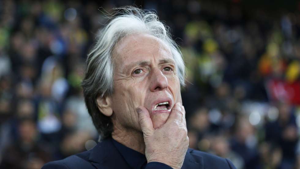 epa10396071 Fenerbahce's head coach Jorge Jesus reacts before the the Turkish Super League soccer derby match between Fenerbahce and Galatasaray in Istanbul, Turkey, 08 January 2023.  EPA/ERDEM SAHIN