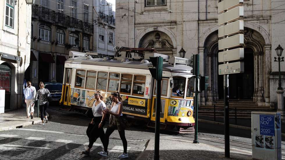 Turistas atravessam a rua na zona da baixa pombalina de Lisboa, 20 de novembro de 2020. A falta de turismo na cidade de Lisboa devido à pandemia de Covid 19 levou a que muitos estabelecimentos comerciais, alguns deles emblemáticos e de familias há gerações estejam em risco de fechar. (ACOMPANHA TEXTO DA LUSA DE 22 DE NOVEMBRO DE 2020) TIAGO PETINGA/LUSA