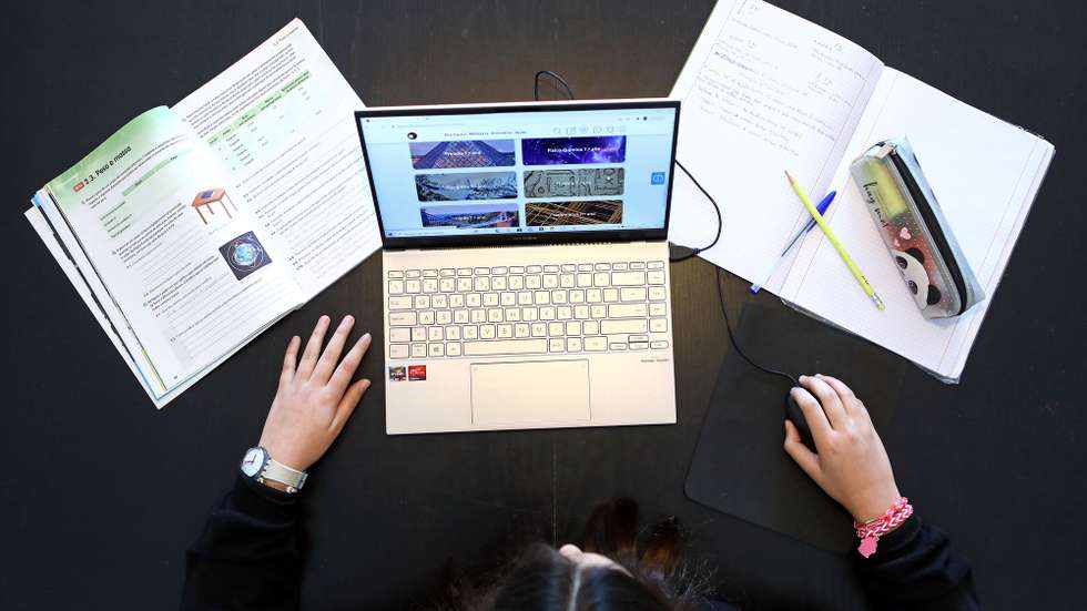Uma aluna do 7.º ano de escolaridade assiste a uma aula à distância, em Oeiras, 08 de fevereiro de 2021. Após duas semanas de encerramento das escolas, em virtude do aumento exponencial de novas infeções provocadas pelo novo coronavírus, as aulas retomaram hoje em modo virtual. ANTÓNIO PEDRO SANTOS/LUSA