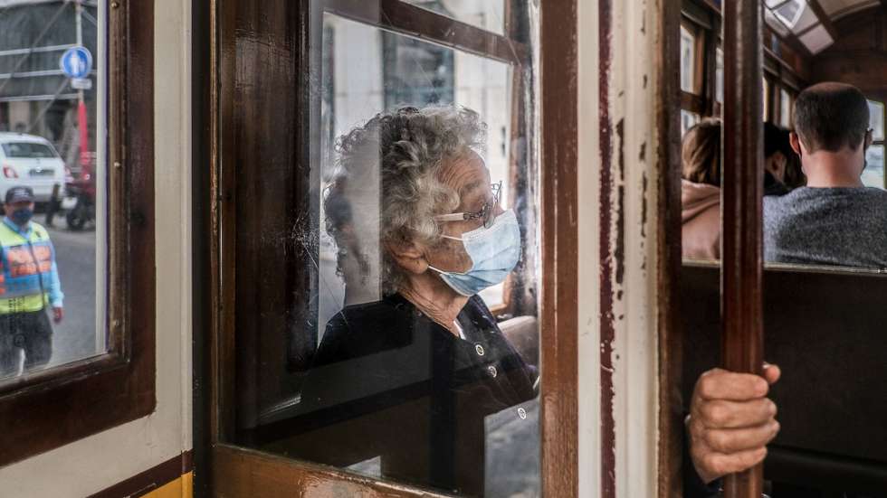 Pessoas viajam em um elétrico, em Lisboa, 18 de junho de 2021. O Governo decidiu proibir as deslocações de e para a Área Metropolitana de Lisboa (AML) no fim de semana devido à subida dos casos de covid-19 neste território. MÁRIO CRUZ/LUSA