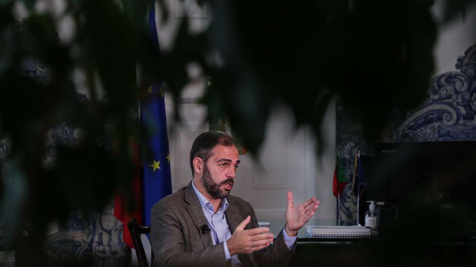 O ministro do Ambiente e da Ação Climática, Duarte Cordeiro, fala em entrevista à Agência Lusa, na sede do ministério em Lisboa, 02 de novembro de 2022. (ACOMPANHA TEXTO DA LUSA DE 04-11-2022) TIAGO PETINGA/LUSA