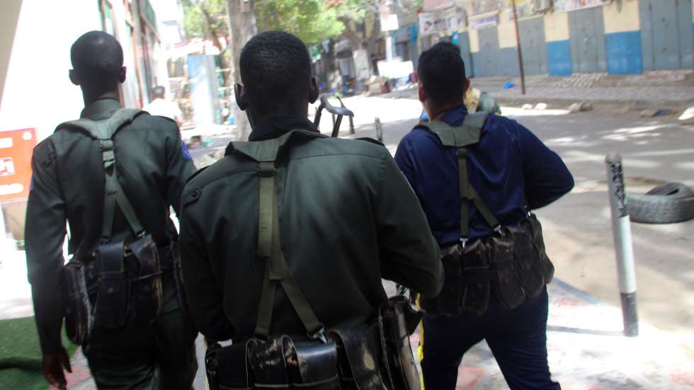 epa10423038 Somali policemen keep watch on a side street where gun shots could be heard in Mogadishu, Somalia, 22 January 2023. According to the police an explosion occured near the offices of Mogadishu Mayor and gunfire erupted afterwards. There were no immediate information on possible casualities.  EPA/SAID YUSUF WARSAME