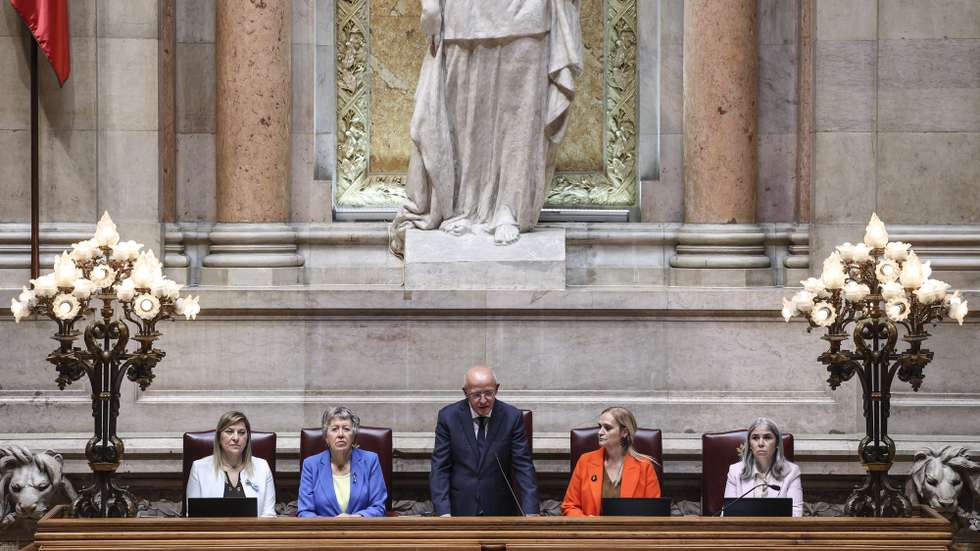 O presidente da Assembleia da República, Augusto Santos Silva (C), intervém no debate parlamentar sobre a situação na Ucrânia, esta manhã na Assembleia da República, em Lisboa, 24 de fevereiro de 2023. MIGUEL A. LOPES/LUSA
