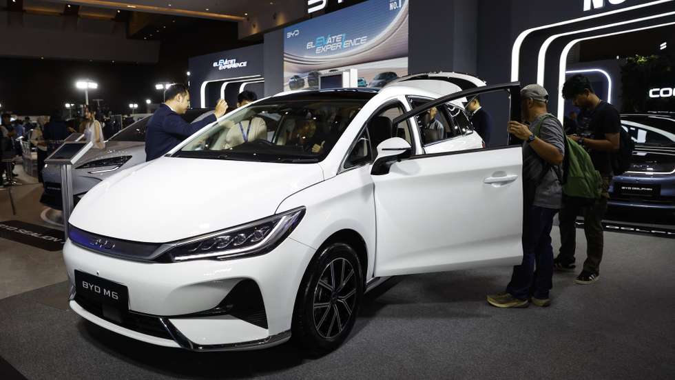 epa12061790 Visitors gather near a BYD M6 Chinese electric car, during the PERIKLINDO Electric Vehicle Show (PEVS) 2025 in Jakarta, Indonesia, 29 April 2025. Around 130 brands of electric passenger cars, motorcycles, and commercial vehicles will be showcased at the PERIKLINDO Electric Vehicle Show (PEVS) 2025, an annual trade expo taking place 29 April to 5 May.  EPA/BAGUS INDAHONO
