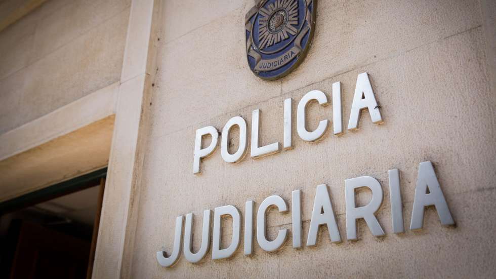 Os cinco detidos não têm ocupação laboral conhecida e todos têm antecedentes policiais, alguns deles criminais