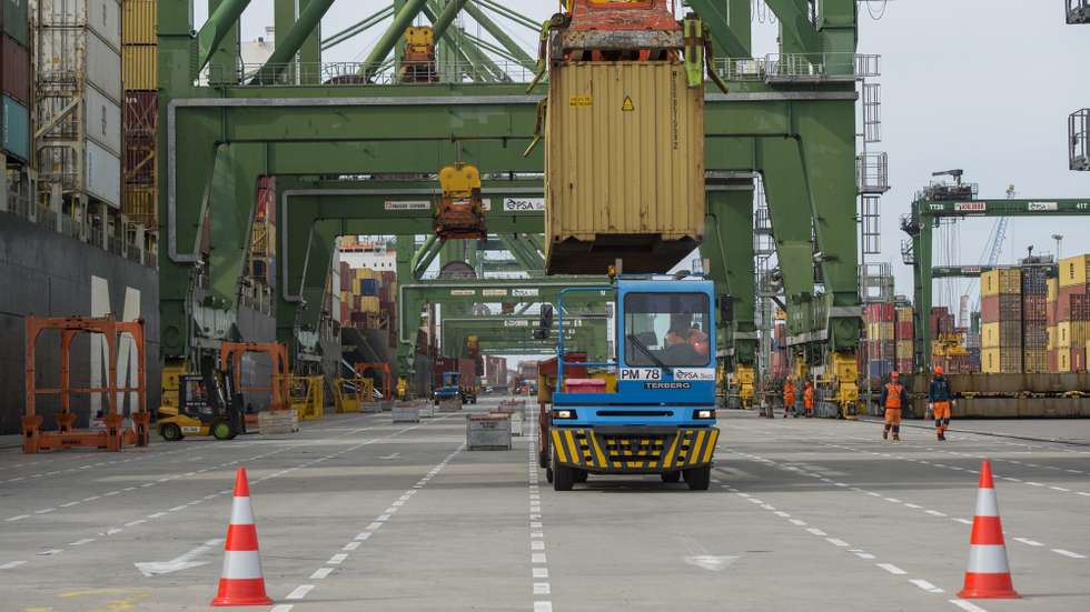 Trabalhos de descarga de contentores no Porto de Sines