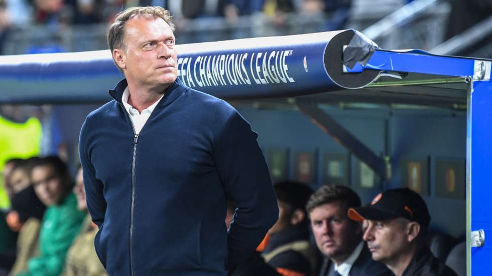 epa10870281 Donetsk’s head coach Patrick van Leeuwen arrives to the pitch before the UEFA Champions League group H match between Shakhtar Donetsk and FC Porto in Hamburg, Germany, 19 September 2023.  EPA/FABIAN BIMMER