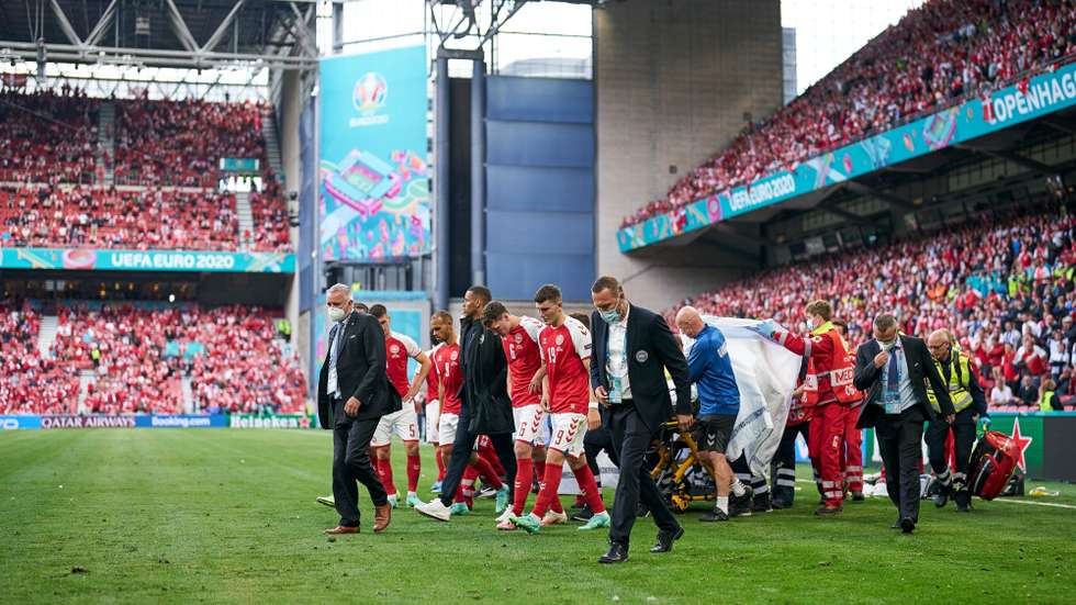 Christian Eriksen a sair do Parken Stadium, numa altura em que já tinha falado com Morten Boesen depois da paragem cardíaca