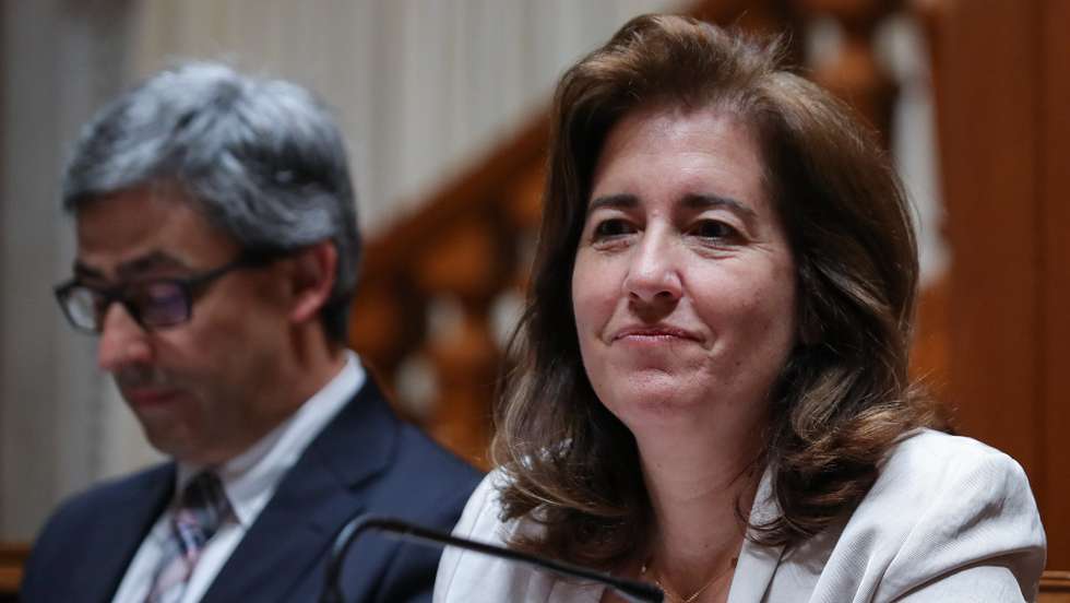 A ministra do Trabalho, Solidariedade e Segurança Social, Ana Mendes Godinho (D), durante a sua audição perante a Comissão de Trabalho, Segurança Social e Inclusão, no âmbito da apreciação, na generalidade, da Proposta do Orçamento do Estado para 2022, na Assembleia da República, em Lisboa, 27 de abril de 2022. ANTÓNIO COTRIM/LUSA