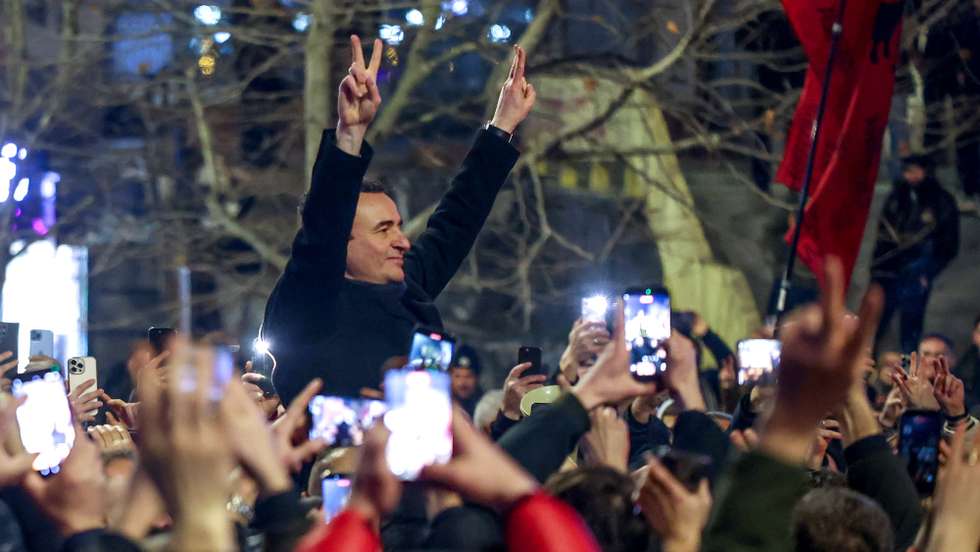 epa12616399 Acting Prime Minister of Kosovo and leader of Vetevendosje (LVV) party Albin Kurti (C), greets supporters in Pristina, Kosovo, 28 December 2025. Preliminary results indicated a strong performance for incumbent Kurti's party, though the final seat count will determine if he can secure the majority needed to form a new government.  EPA/GEORGI LICOVSKI
