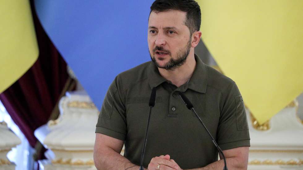 epa10091408 Ukrainian President Volodymyr Zelensky speaks during the joint press conference with Guatemalan President Alejandro Giammattei after their meeting at Mariinsky palace in Kyiv (Kiev), Ukraine, 25 July 2022. Alejandro Giammattei arrived in Kyiv and met with President Zelensky and top Ukrainian officials amid the Russian invasion.  EPA/SERGEY DOLZHENKO