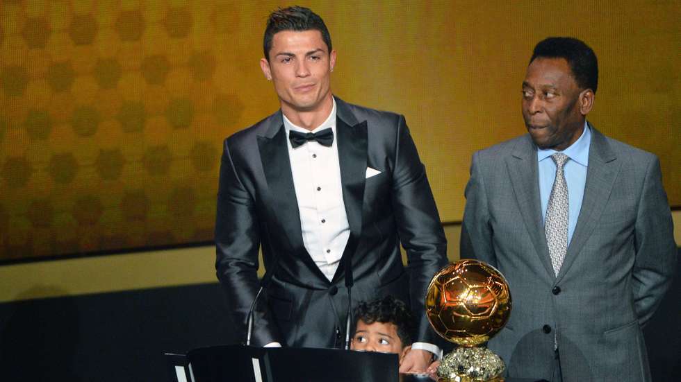 Pelé com Ronaldo na cerimónia em que o português recebeu mais uma Bola de Ouro. Atualmente, avançado tem cinco, menos uma do que Messi