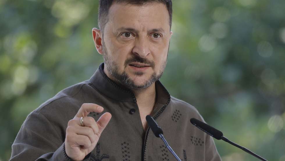epa11562816 Ukrainian President Volodymyr Zelensky addresses a joint prss conference with Polish President Andrzej Duda and Lithuanian Prime Minister Ingrida Simonyte (not pictured) in Kyiv, Ukraine, 24 August 2024. Duda and Simonyte arrived in Kyiv to meet with top Ukrainian officials as Ukraine marks its declaration of independence of 1991.  EPA/SERGEY DOLZHENKO 60945