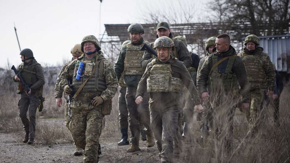 O Presidente ucraniano Volodymir Zelensky visita a "linha da frente" de militares, não muito longe da fronteira onde estão as forças russas a realizar manobras militares