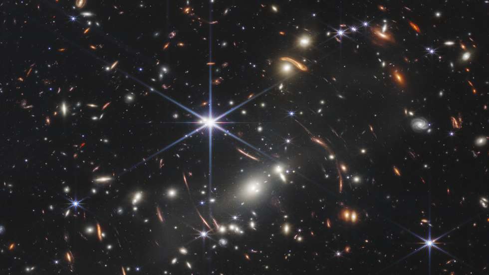 A NASA divulgou esta segunda-feira a imagem mais profunda alguma vez captada do Universo, que mostra as primeiras galáxias formadas logo após o Big Bang, há mais de 13 mil milhões de anos, conseguidas através do telescópio James Webb. A primeira imagem científica e colorida do telescópio James Webb marca um dia “histórico”, realçou o Presidente dos Estados Unidos, Joe Biden, durante um evento que decorreu na Casa Branca, seis meses depois do lançamento do mais poderoso telescópio espacial alguma vez construído, 11 de julho de 2022. NASA / LUSA