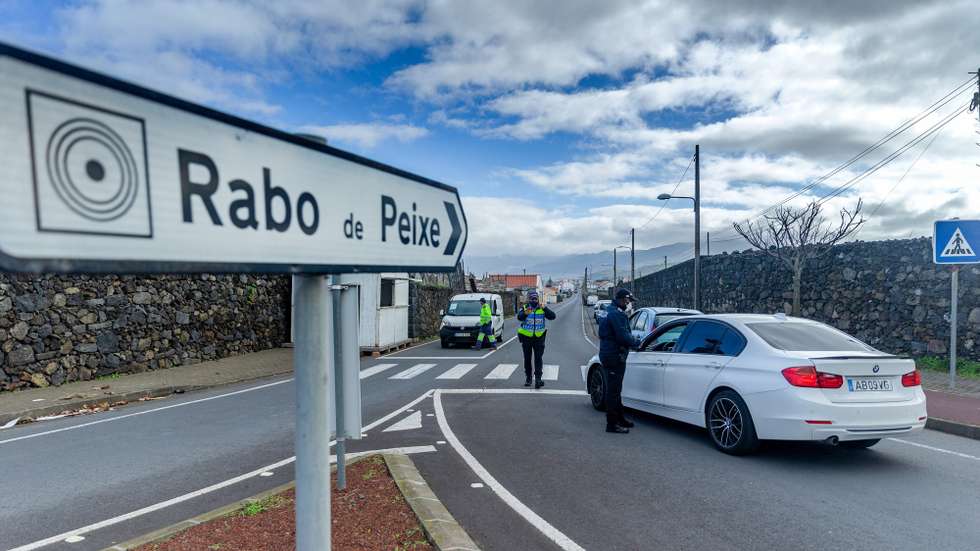 Com cerca de 10 mil habitantes, a vila piscatória de Rabo de Peixe é o único território do país que se encontra atualmente sob cerca sanitária no âmbito da pandemia da Covid-19, medida que foi decretada e anunciada na terça-feira pelo Governo Regional dos Açores, Rabo de Peixe, Ilha de São Miguel, Açores, 3 de dezembro de 2020. Ficam interditas as deslocações, por via terrestre e marítima, entre Rabo de Peixe, no concelho da Ribeira Grande, e as restantes freguesias. Além do isolamento com os territórios vizinhos, a cerca sanitária em Rabo de Peixe determina a proibição da circulação e permanência de pessoas na via pública, o encerramento de todas as escolas e a limitação da lotação máxima de um terço da respetiva capacidade na restauração, bares e outros estabelecimentos de bebidas, com ou sem espetáculo e com ou sem serviço de esplanada. EDUARDO COSTA/LUSA