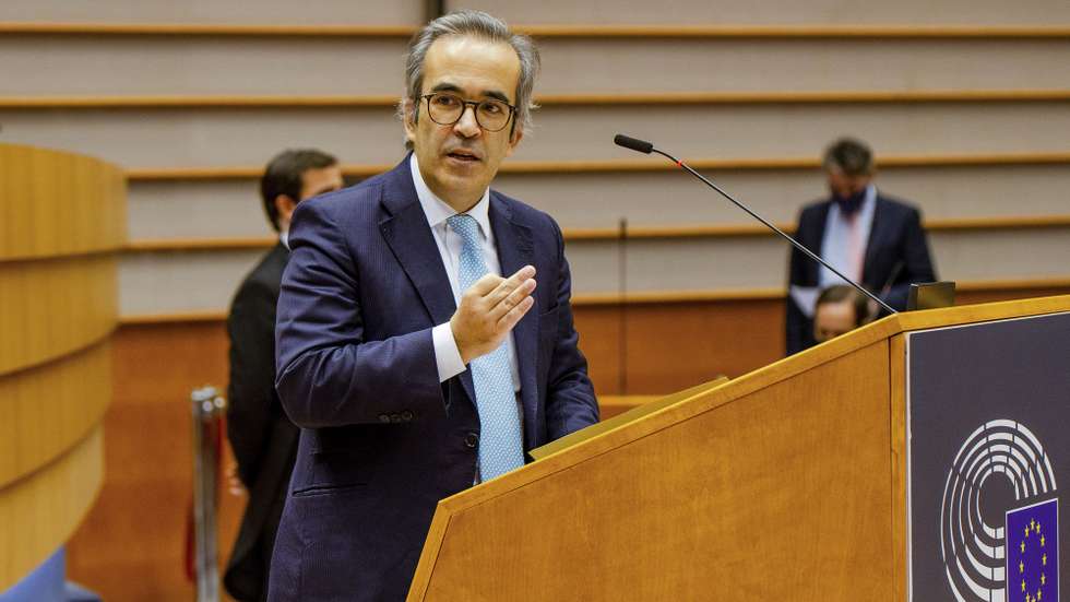O eurodeputado pelo Partido Social Democrata (PSD) Paulo Rangel intervém no debate sobre o ponto da situação relativamente à estratégia da UE em matéria de vacinação contra a covid-19, no Parlamento Europeu, em Bruxelas, Bélgica, 10 de fevereiro de 2021. TONY DA SILVA/LUSA