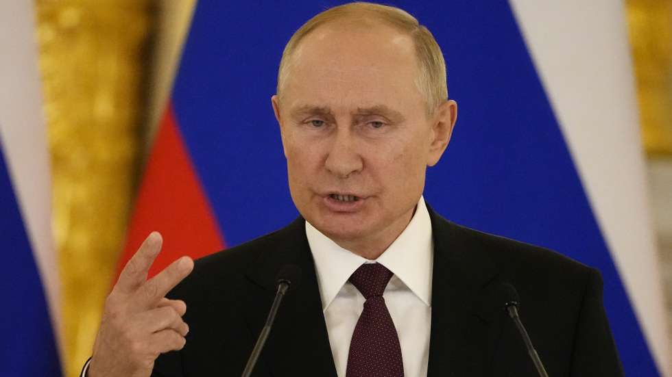 epa09422184 Russian President Vladimir Putin speaks during a joint news conference with German Chancellor following their talks in the Kremlin in Moscow, Russia, 20 August 2021.  German Chancellor Angela Merkel is on a working visit in Moscow.  EPA/ALEXANDER ZEMLIANICHENKO / POOL
