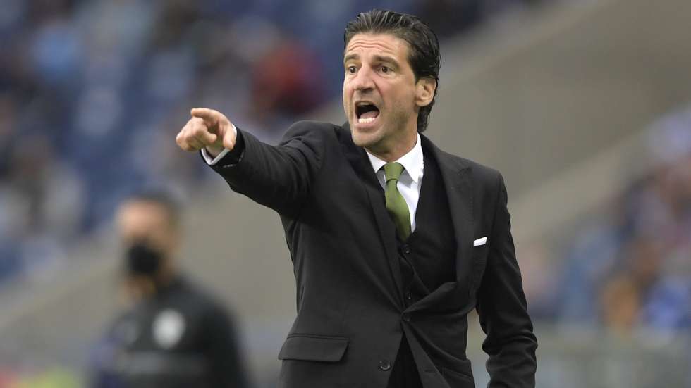 epa09502328 Pacos de Ferreira head coach Jorge Simao gives instrutions to his players during their Portuguese First League soccer match held at Dragao Stadium in Porto, Portugal, 02 October 2021.  EPA/FERNANDO VELUDO