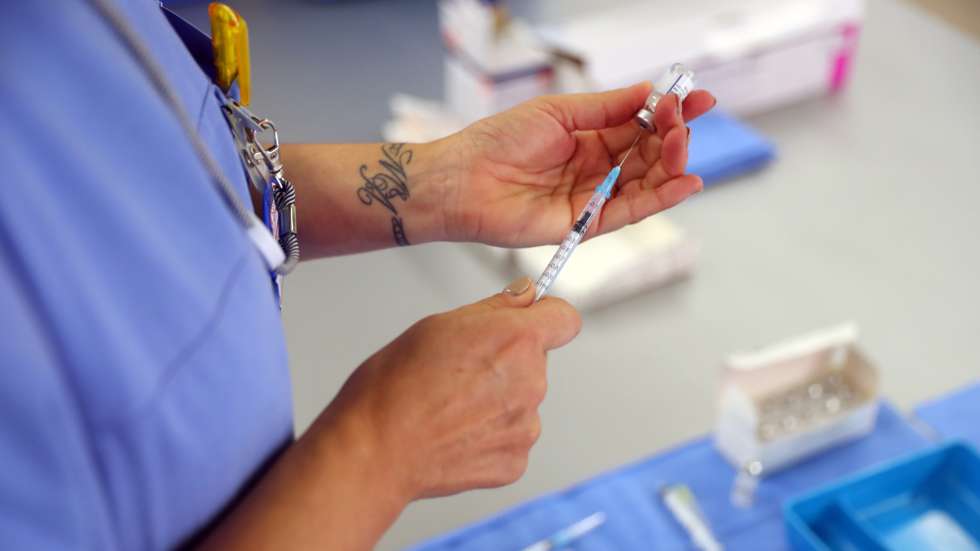 Uma técnica da equipa médica prepara as seringas com vacina contra a Covid-19 no centro de vacinação da Unidade Local de Saúde do Norte Alentejano (ULSNA) instalado no quartel dos Bombeiros Voluntários de Portalegre, 10 de novembro de 2021. NUNO VEIGA/LUSA