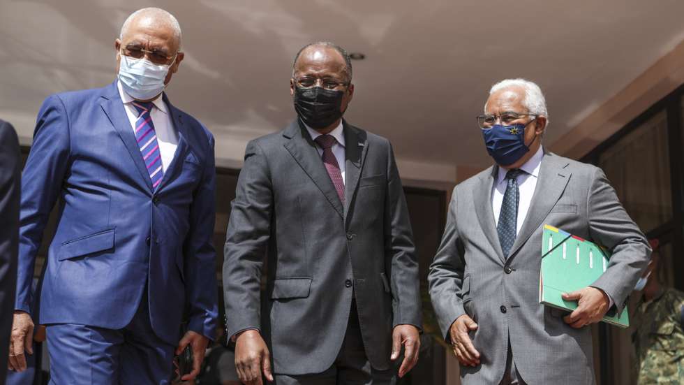 O primeiro-ministro, António Costa (D), acompanhado pelo primeiro-ministro de Cabo Verde, Ulisses Correia e Silva (C), durante uma receção aos membros do Governo Português na Escola de Hotelaria e Turismo da Praia, na Praia, Cabo Verde, 06 de março de 2022. O primeiro-ministro, António Costa, inicia hoje uma visita de dois dias a Cabo Verde, que terá como ponto alto a realização da VI Cimeira entre os dois governos, com a assinatura de vários acordos de cooperação. ELTON MONTEIRO/LUSA