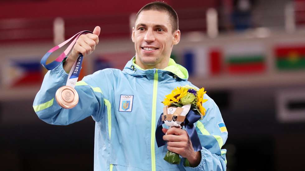 epa09401422 Bronze medalist Stanislav Horuna of Ukraine poses on the podium during the medal ceremony for the Men&#039;s Kumite -75kg during the Karate events of the Tokyo 2020 Olympic Games at the Nippon Budokan arena in Tokyo, Japan, 06 August 2021.  EPA/HEDAYATULLAH AMID