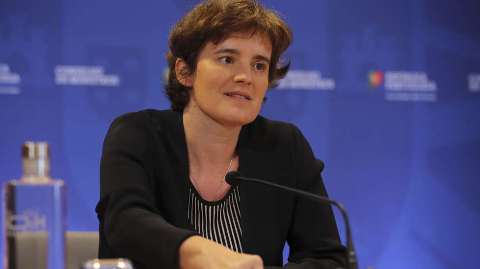 A ministra da Presidência, Mariana Vieira da Silva, intervém durante a conferência de imprensa no final da reunião Conselho de Ministros, na sede do Conselho de Ministros, em Lisboa, 26 de maio de 2022. O Governo aprovou hoje uma proposta de lei que regula o acesso a metadados referentes a comunicações eletrónicas, salientando que a nova legislação apresenta “um novo paradigma” e não cria uma base de dados separada. MANUEL DE ALMEIDA/LUSA